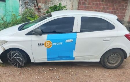 Pol&iacute;cia Militar localiza ve&iacute;culo com restri&ccedil;&atilde;o de furto abandonado e sem um dos pneus no Recife.