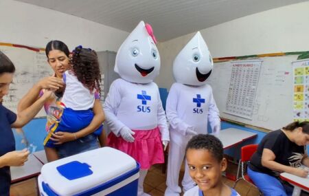 Olinda leva vacina&ccedil;&atilde;o e acompanhamento nutricional a estudantes de escola em Bairro Novo.