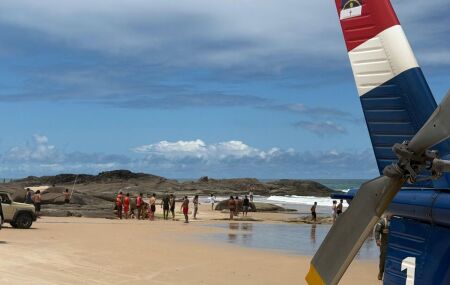 Grupamento T&aacute;tico A&eacute;reo resgata dois banhistas em risco de afogamento no litoral sul de Pernambuco.