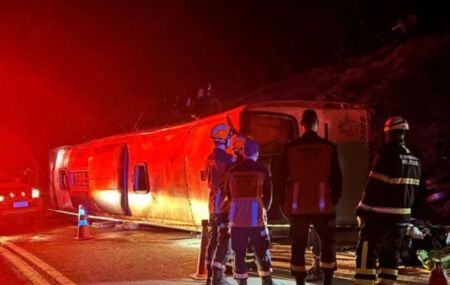 &Ocirc;nibus de turismo tomba na BR-262 e deixa tr&ecirc;s mortos e 44 feridos no Esp&iacute;rito Santo.