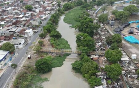 Governo de Pernambuco inicia dragagem do rio Beberibe para reduzir alagamentos em Olinda.