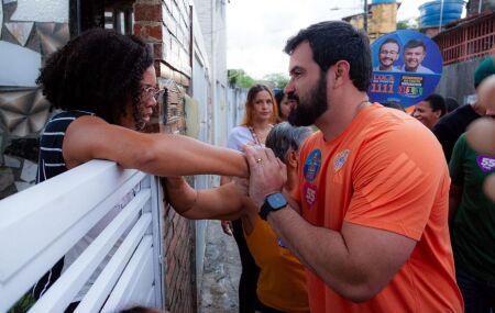 O candidato a deputado estadual C&eacute;sar Ramos (PSD) realizou uma caminhada de porta a porta.