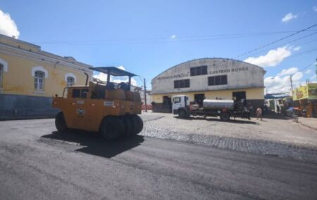 P&aacute;tio da Feira de Gravat&aacute; ganha nova pavimenta&ccedil;&atilde;o durante obras de requalifica&ccedil;&atilde;o.