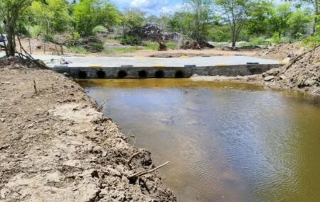 Constru&ccedil;&atilde;o de uma passagem molhada em Cotunguba, na zona rural do munic&iacute;pio.