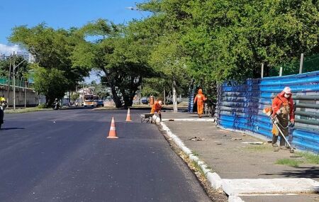 Prefeitura de Olinda realiza limpeza em terreno da Marinha usado para descarte irregular.
