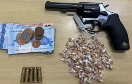 Homem &eacute; preso com 165 pedras de crack, rev&oacute;lver e muni&ccedil;&otilde;es em &aacute;rea de mata em Paulista.