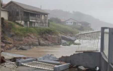 Um tsunami meteorol&oacute;gico foi registrado por volta das 6h desta segunda-feira, 21, nos munic&iacute;pios litor&acirc;neos. 
