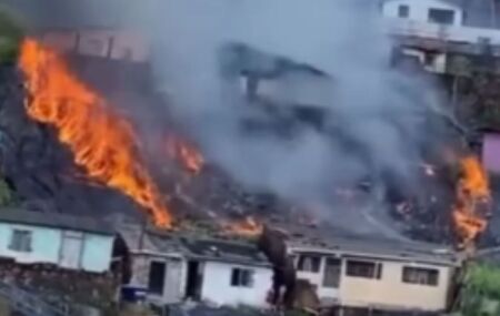 Um inc&ecirc;ndio foi registrado na manh&atilde; desta ter&ccedil;a-feira, 22 de setembro, na Rua Riverl&acirc;ndia, no bairro de Nova Descoberta, na Zona Norte do Recife. 