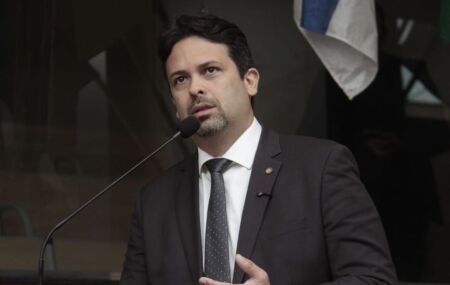 O l&iacute;der da oposi&ccedil;&atilde;o na C&acirc;mara Municipal do Recife, vereador Felipe Alecrim (Novo).