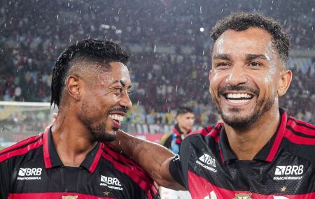 Bruno Henrique e Danilo comemorando vit&oacute;ria em cima do Corinthians.