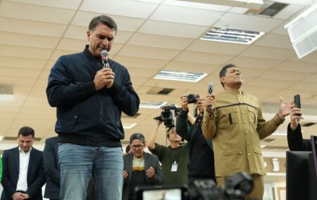 Fl&aacute;vio Bolsonaro faz ora&ccedil;&atilde;o.