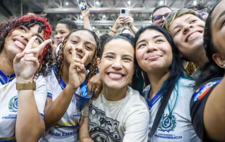 Raquel Lyra em encontro com estudantes