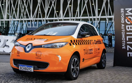 A primeira frota de taxis el&eacute;tricos em Curitiba.