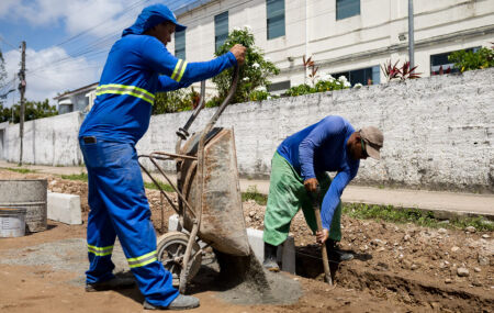  Prefeitura do Paulista iniciou as obras de pavimenta&ccedil;&atilde;o da Rua Rui Barbosa, localizada no bairro do Janga.