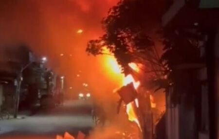 Um inc&ecirc;ndio de grandes propor&ccedil;&otilde;es atingiu um estabelecimento localizado em frente ao Hospital Ot&aacute;vio de Freitas, no bairro de Tejipi&oacute;. 