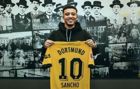 Jadon Sancho deve ser oficializado pelo Palmeiras, afirma jornalista.