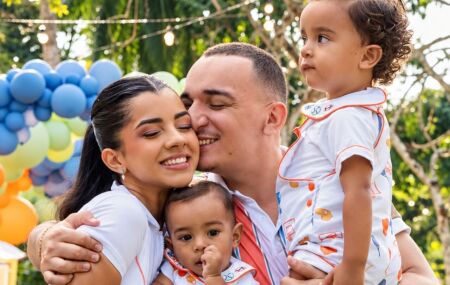 Jo&atilde;o Gomes, Ary Mirelle e seus dois filhos, Joaquim e Jorge.