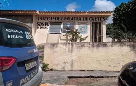 O suspeito foi levado &agrave; Delegacia de Pol&iacute;cia de Caet&eacute;s.