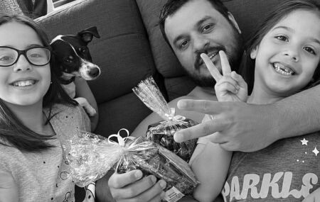 Ant&ocirc;nio Zardin Filho ao lado das filhas, Maria Fernanda e Maria Carolina, e da cachorrinha Lola.