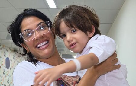 Andr&eacute; Luiz nos bra&ccedil;os da m&atilde;e, Let&iacute;cia Souza.