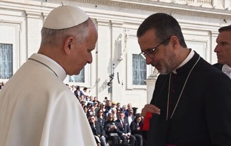 Bispo Dom Ruy entregando pesente ao Papa Le&atilde;o XIV, no Vaticano.