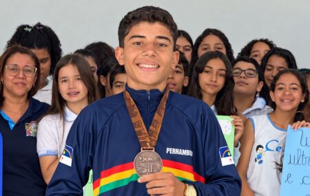Carlos Manoel, de 14 anos, bronze no lan&ccedil;amento do dardo nos JEBs.