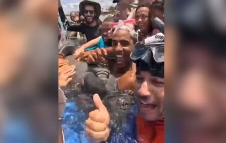 Banhistas registraram a a&ccedil;&atilde;o em v&iacute;deo.
