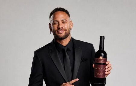 Neymar segura uma garrafa de vinho da sua marca, Le Prince.