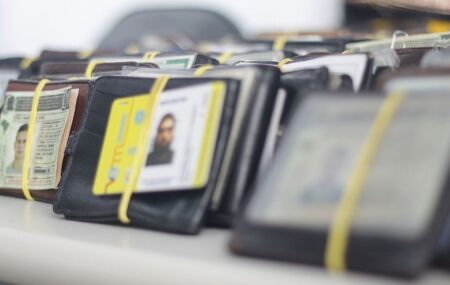 Objetos pessoais seguem a disposi&ccedil;&atilde;o para retirada.