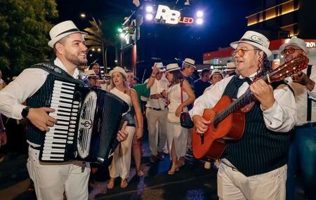 Serenata da Nossa Petrolina percorre as ruas do Centro com apresenta&ccedil;&otilde;es.