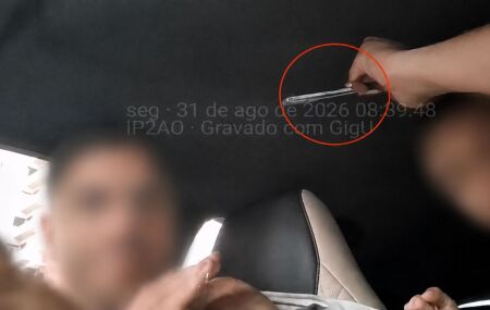 C&acirc;mera instalada no ve&iacute;culo registrou o momento em que o homem foi atacado.