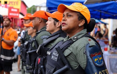 Policiais militares em esquema de seguran&ccedil;a no carnaval de Olinda.