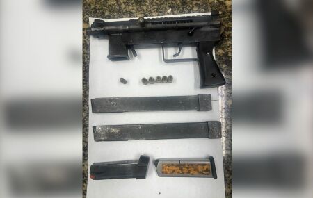 PM conta que suspeitos deixaram armamento para tr&aacute;s durante fuga.