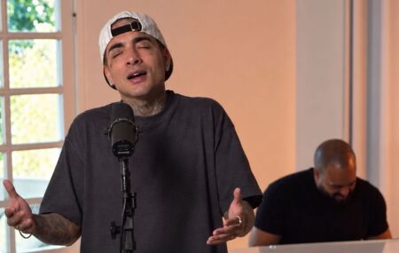MC Guim&ecirc; cantando o louvor "Nada Mais", da banda Fhop Music.