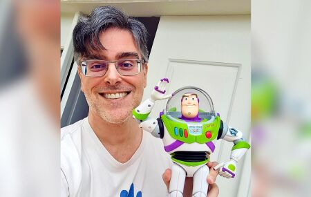 Guilherme Briggs com um dos principais personagens dublados por ele.