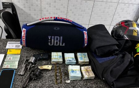 Pol&iacute;cia apreendeu armas, muni&ccedil;&atilde;o, celular e o valor roubado.
