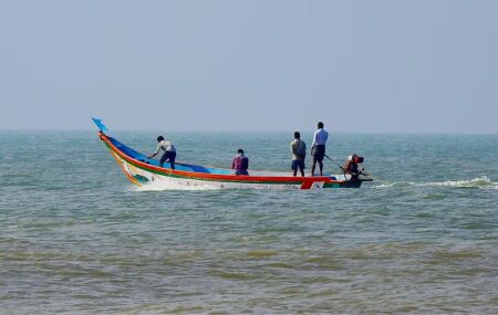 Barco em alto mar.