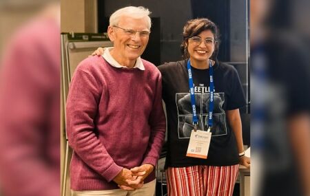 Maria Clara M&uuml;ller recebeu a premia&ccedil;&atilde;o de Richard Henderson, vencedor do Nobel de Qu&iacute;mica de 2017, em Liverpool.