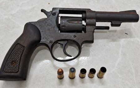 A pol&iacute;cia apreendeu uma pistola com muni&ccedil;&otilde;es que estava com os suspeitos.