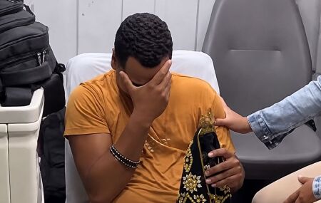 Robert Astro se emocionou ao ser recebido por familiares, amigos e f&atilde;s.