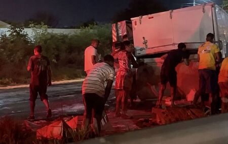 Pessoas foram registradas retirando produtos ap&oacute;s o tombamento de um caminh&atilde;o na BR-324.