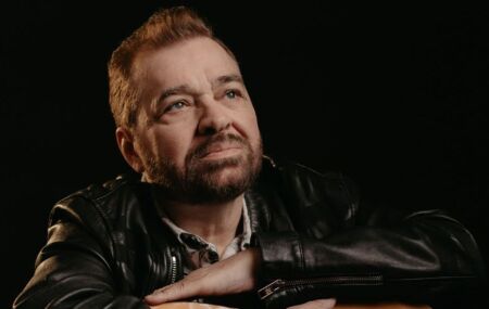 Cantor e compositor Peninha.