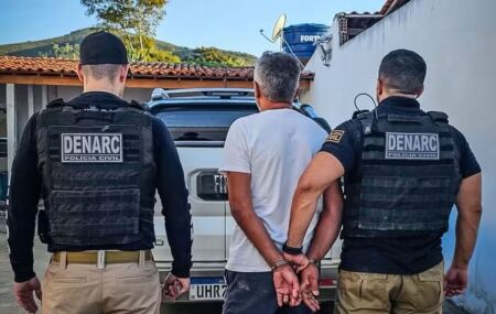 Armas, dinheiro, celulares e subst&acirc;ncia semelhante &agrave; coca&iacute;na foram apreendidos durante a opera&ccedil;&atilde;o.