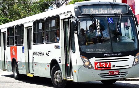 Passageira sofreu les&otilde;es na coluna ap&oacute;s uma freada brusca dentro de um &ocirc;nibus no Recife.