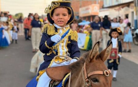 Vestido de Dom Pedro I, Valentin Dos Santos Dias participou do desfile c&iacute;vico conduzido pela m&atilde;e.