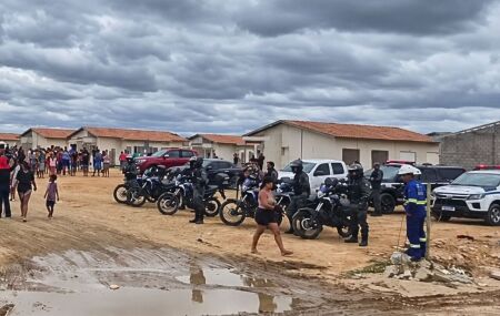 V&aacute;rias viaturas da Pol&iacute;cia Federal e Militar de Pernambuco estiveram no local.