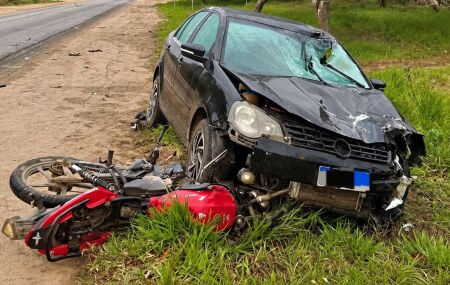 Colis&atilde;o entre uma motocicleta e um carro deixou um homem morto e uma mulher ferida na BR-423.