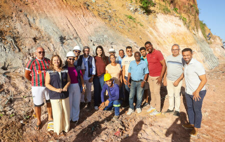 Prefeita Mirella em visita a obras de encostas em Olinda