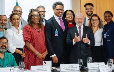 Lula se re&uacute;ne com pastores evang&eacute;licos.
