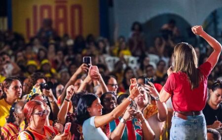 Mar&iacute;lia Arraes durante ato de campanha.
